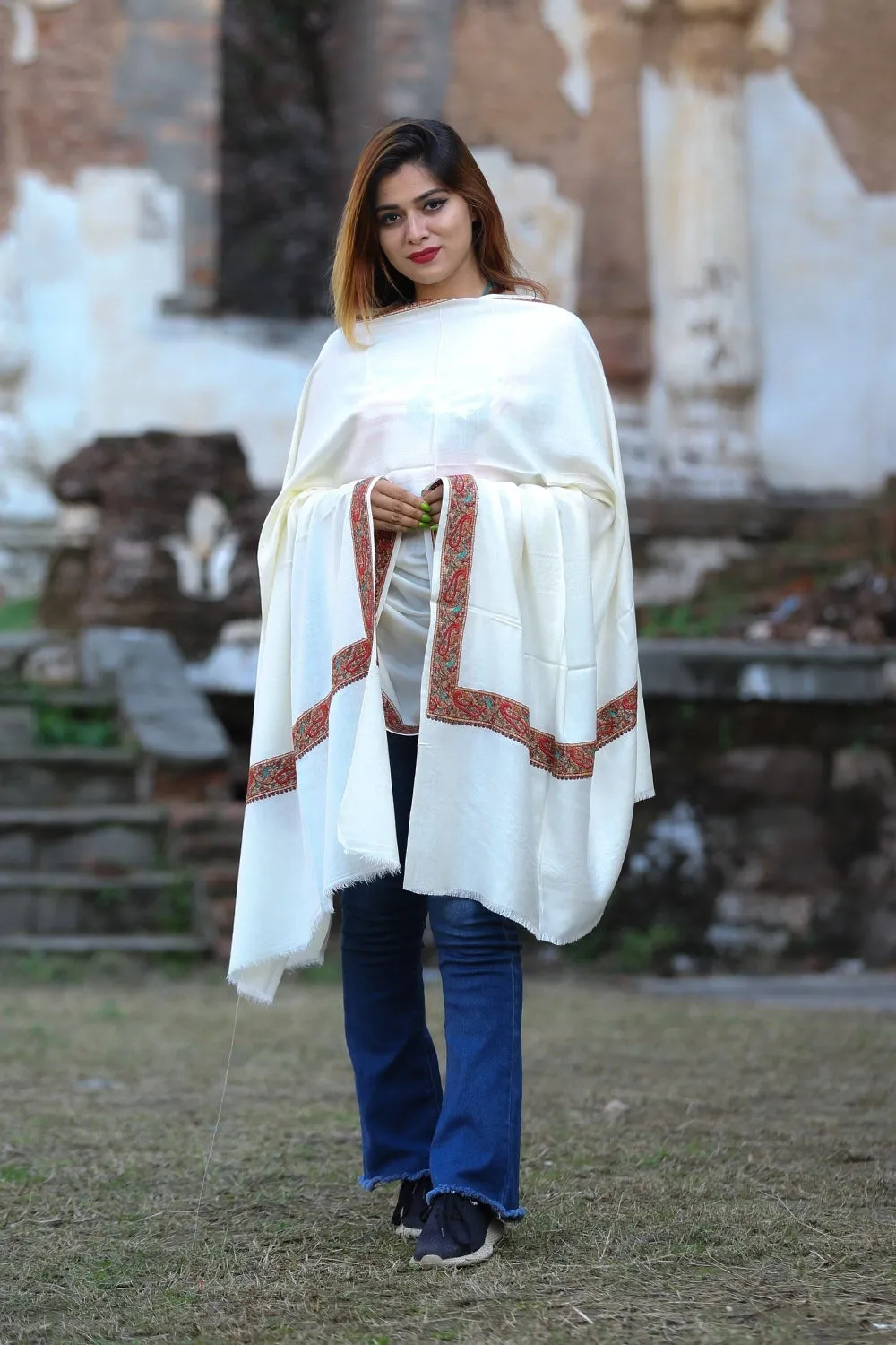 Charismatic Ivory White Colour Semi Pashmina Sozni Shawl With Beautiful Border Owning A Unique Accessory.