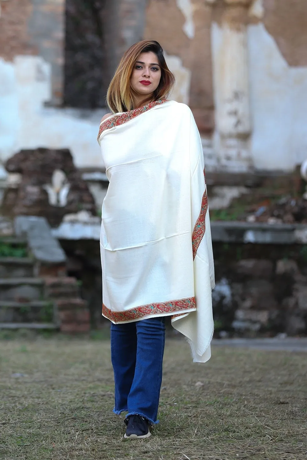 Charismatic Ivory White Colour Semi Pashmina Sozni Shawl With Beautiful Border Owning A Unique Accessory.